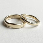 Customizable couple rings in gold and silver, ideal for weddings or promises.