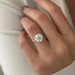 4 carat round shape diamond with exceptional brilliance and symmetrical facets