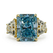 Big diamond rings with sparkling luxury diamonds and bold design