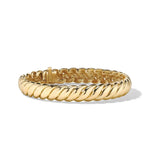 Elegant diamond tennis bracelet in gold with round cut diamonds