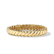 Elegant diamond tennis bracelet in gold with round cut diamonds