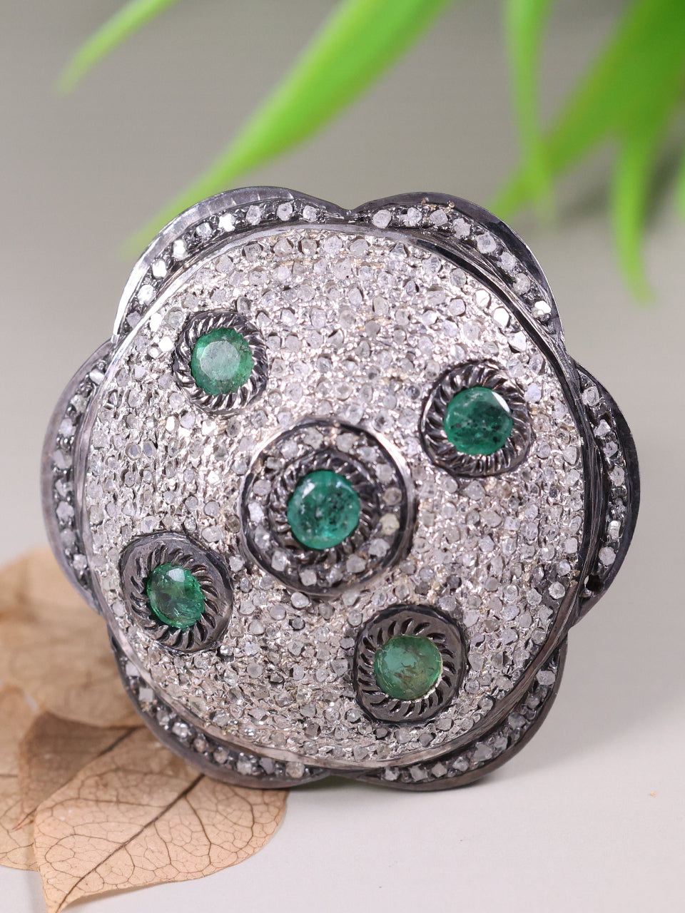 Delicated Round Emerald Wedding Ring