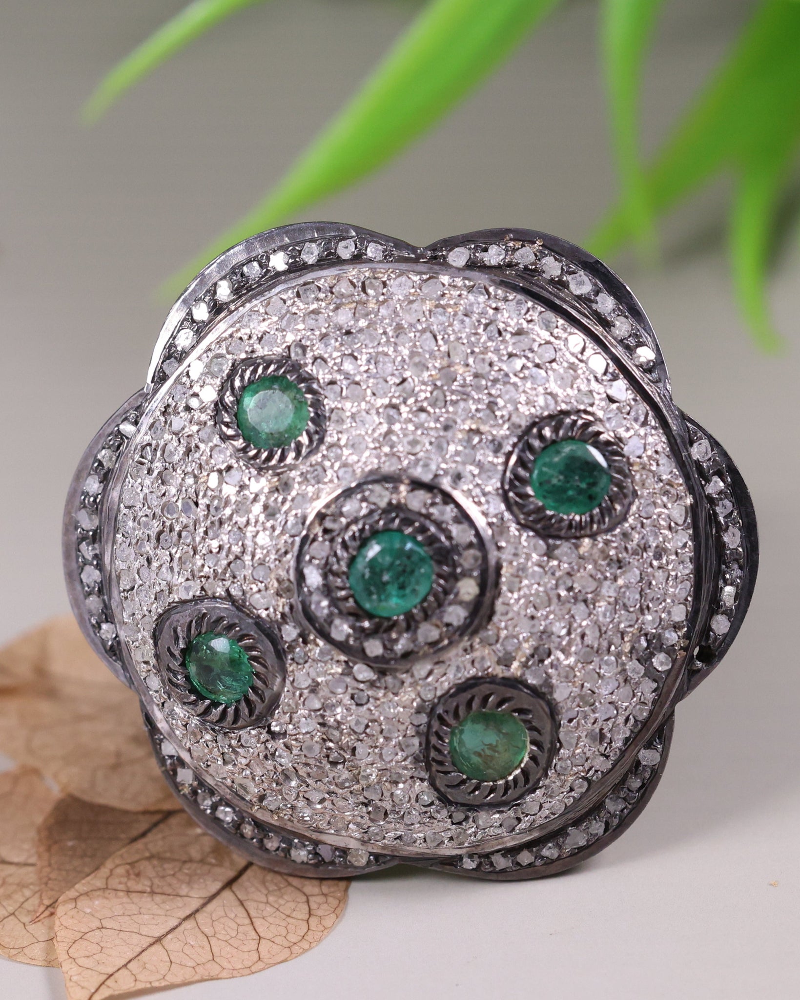 Delicated Round Emerald Wedding Ring