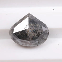 Close-up of 1 ct natural diamond highlighting clarity, cut, and brilliance. This real natural diamond is valued for authenticity, durability, and traditional fine jewelry use.