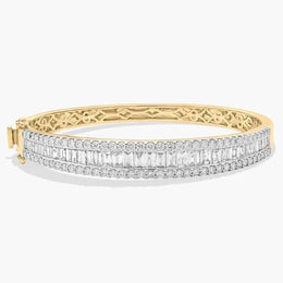 Cuban bracelet Pandora style with interlocked gold chain links.