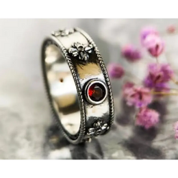 Matching black gold couple rings with sleek modern design for urban couples.