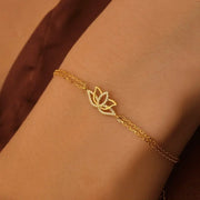 14 k gold chain with solid gold bracelet detailing and luxurious mens bracelet gold appearance.