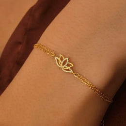 14 k gold chain with solid gold bracelet detailing and luxurious mens bracelet gold appearance.