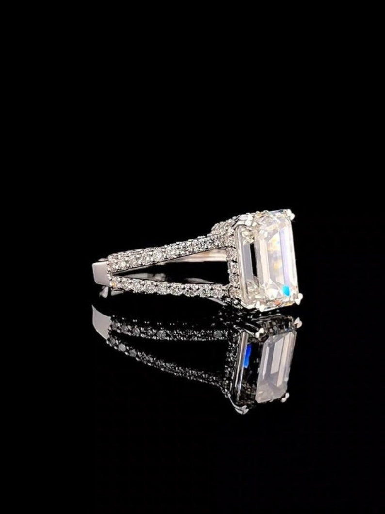 Elegant Emerald & Round Cut Moissanite Twisted Bridal Ring