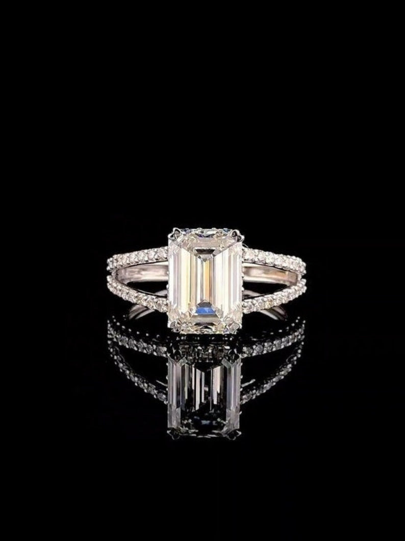 Elegant Emerald & Round Cut Moissanite Twisted Bridal Ring