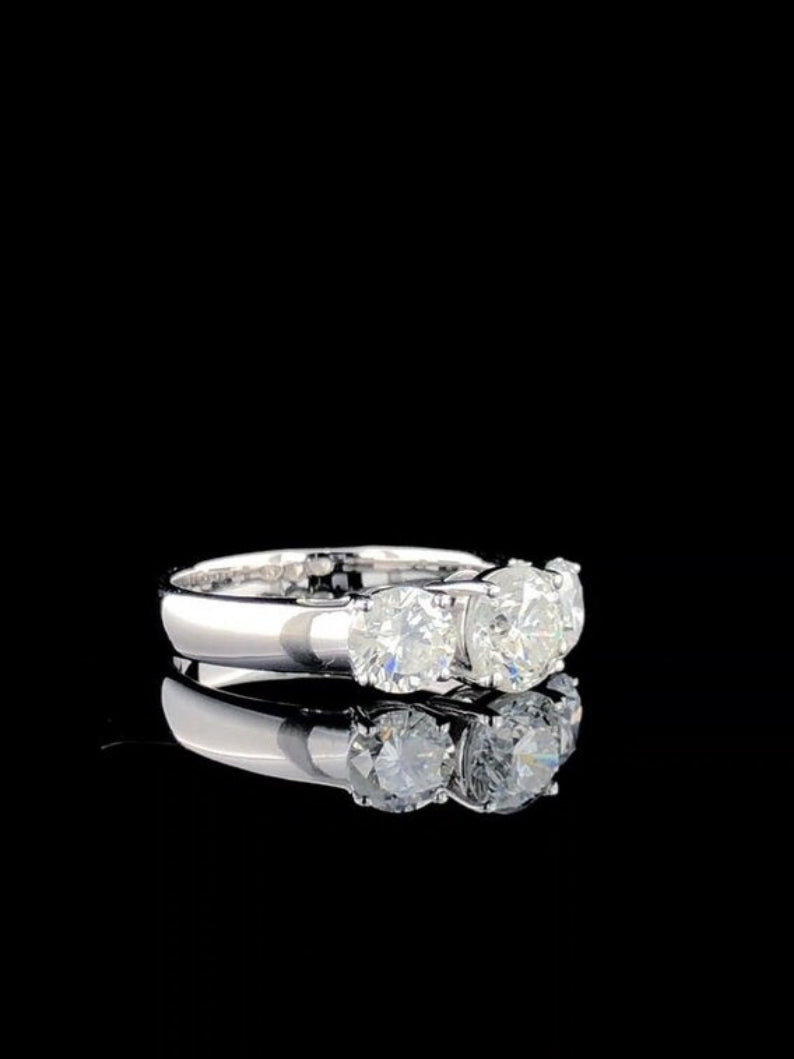 Delicated Round Three Stone Enegagement Ring