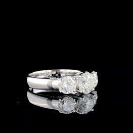 Delicated Round Three Stone Enegagement Ring