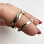 Customizable couple rings in gold and silver, ideal for weddings or promises.