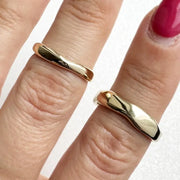 Customizable couple rings in gold and silver, ideal for weddings or promises.