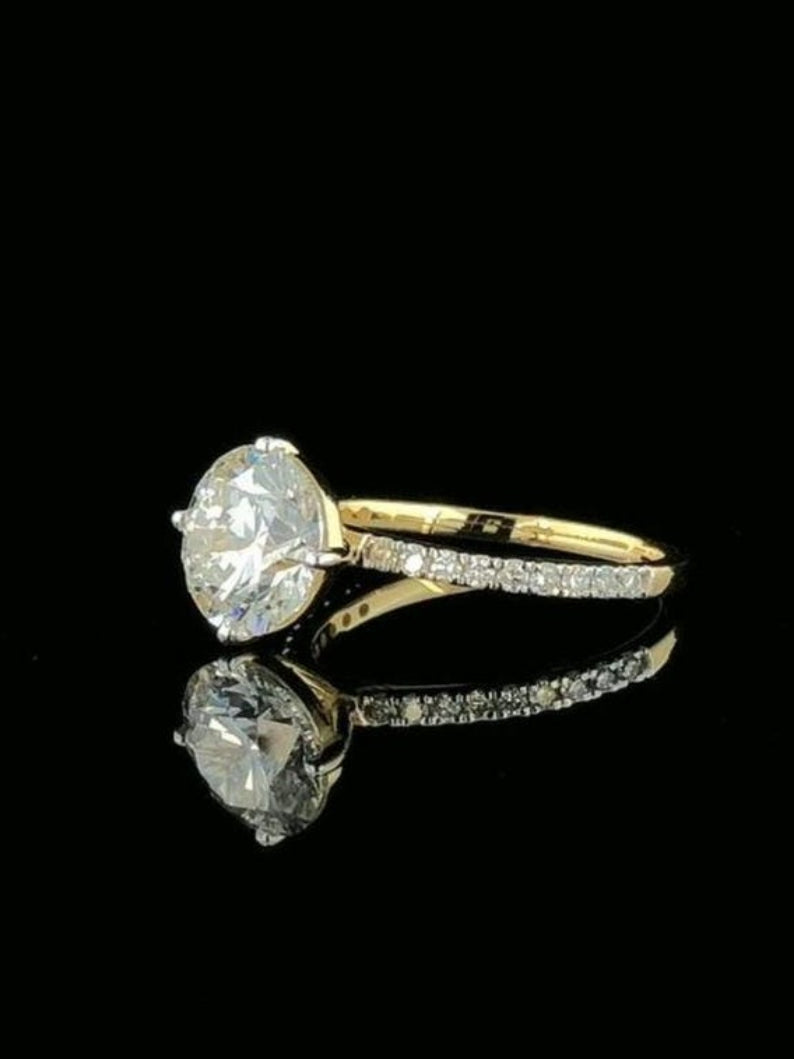 Round Cut Moissanite Delicate Ring