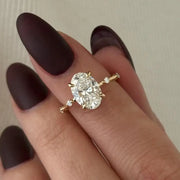 2 carat diamond engagement ring with sparkling diamond centerpiece
