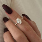 2 carat diamond engagement ring with sparkling diamond centerpiece