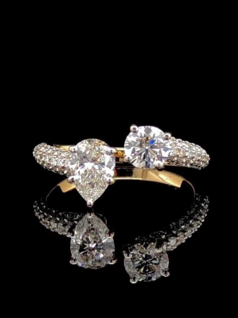 Delicate Round & Pear Cut Toi et Moi Ring