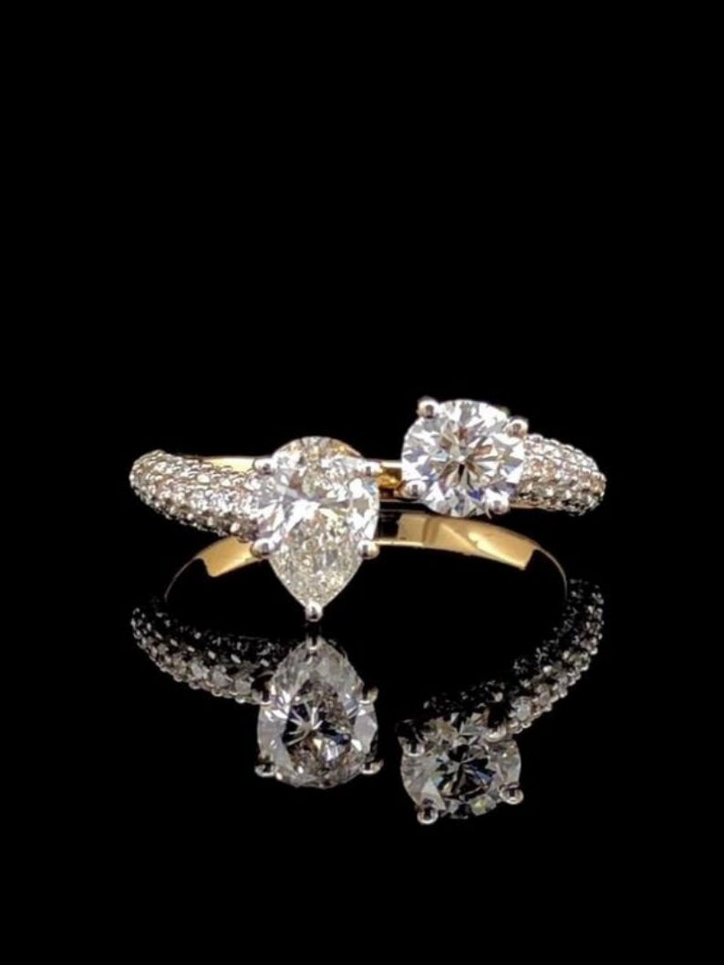 Delicate Round & Pear Cut Toi et Moi Ring