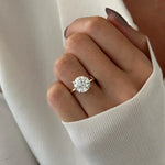 4 carat round shape diamond with exceptional brilliance and symmetrical facets