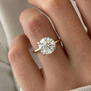 4 carat round shape diamond with exceptional brilliance and symmetrical facets