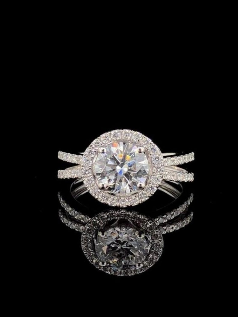 Romantic Elegant Round Cut Moissanite Wedding Ring