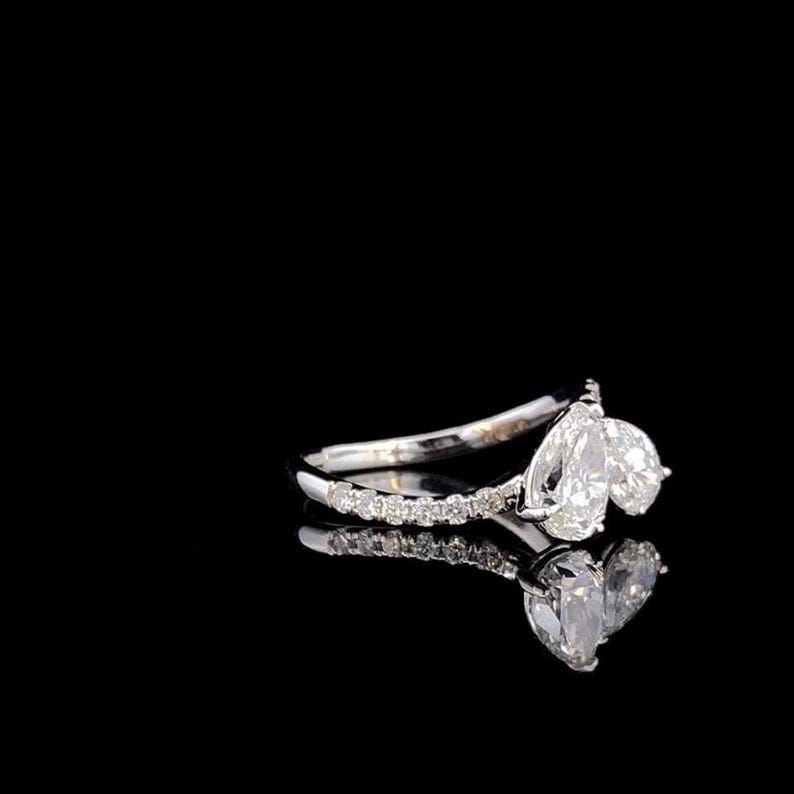 Pear & Round Cut Unique Toi et Moi Ring