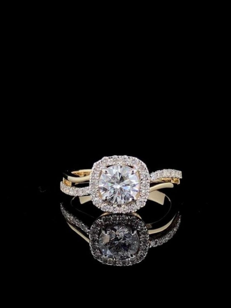 Round Cut Halo Elegant Sparkle Engagement Ring