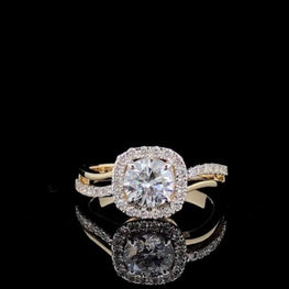 Round Cut Halo Elegant Sparkle Engagement Ring