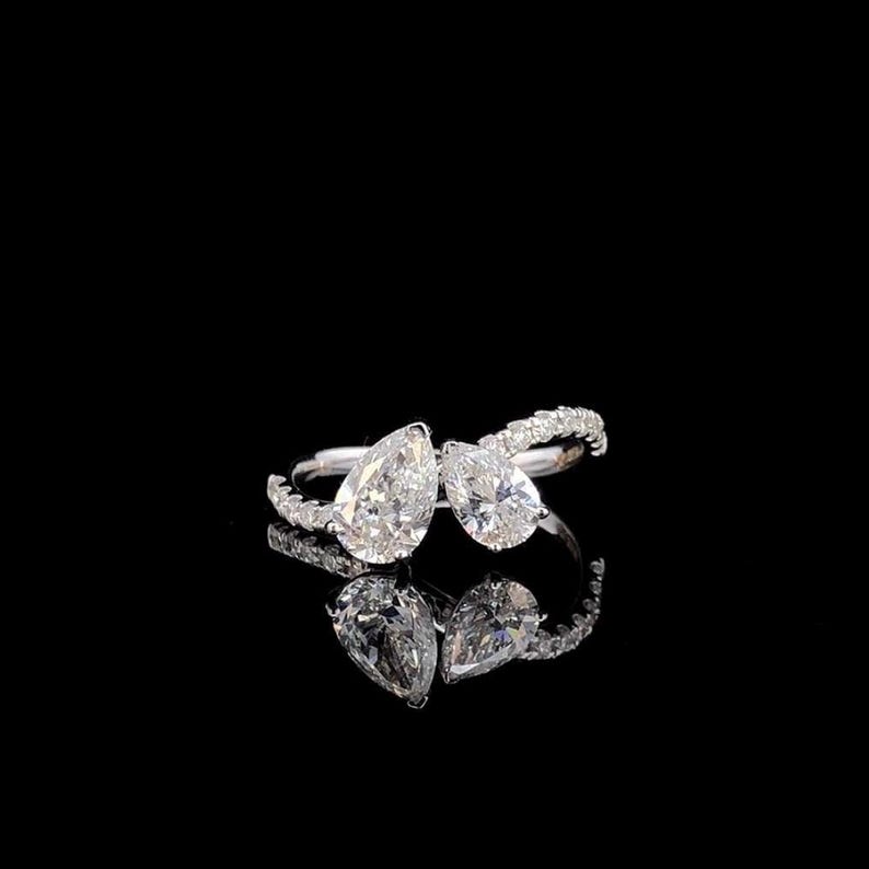Pear & Round Cut Unique Toi et Moi Ring