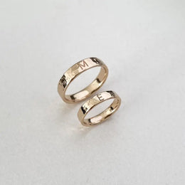 Heart-shaped diamond couple ring set, romantic and luxurious jewelry choice.