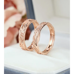 Personalized name engraved couple rings, perfect gift for romantic partners.