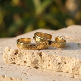 Silver couple rings with engraved date, personalized memory of love.