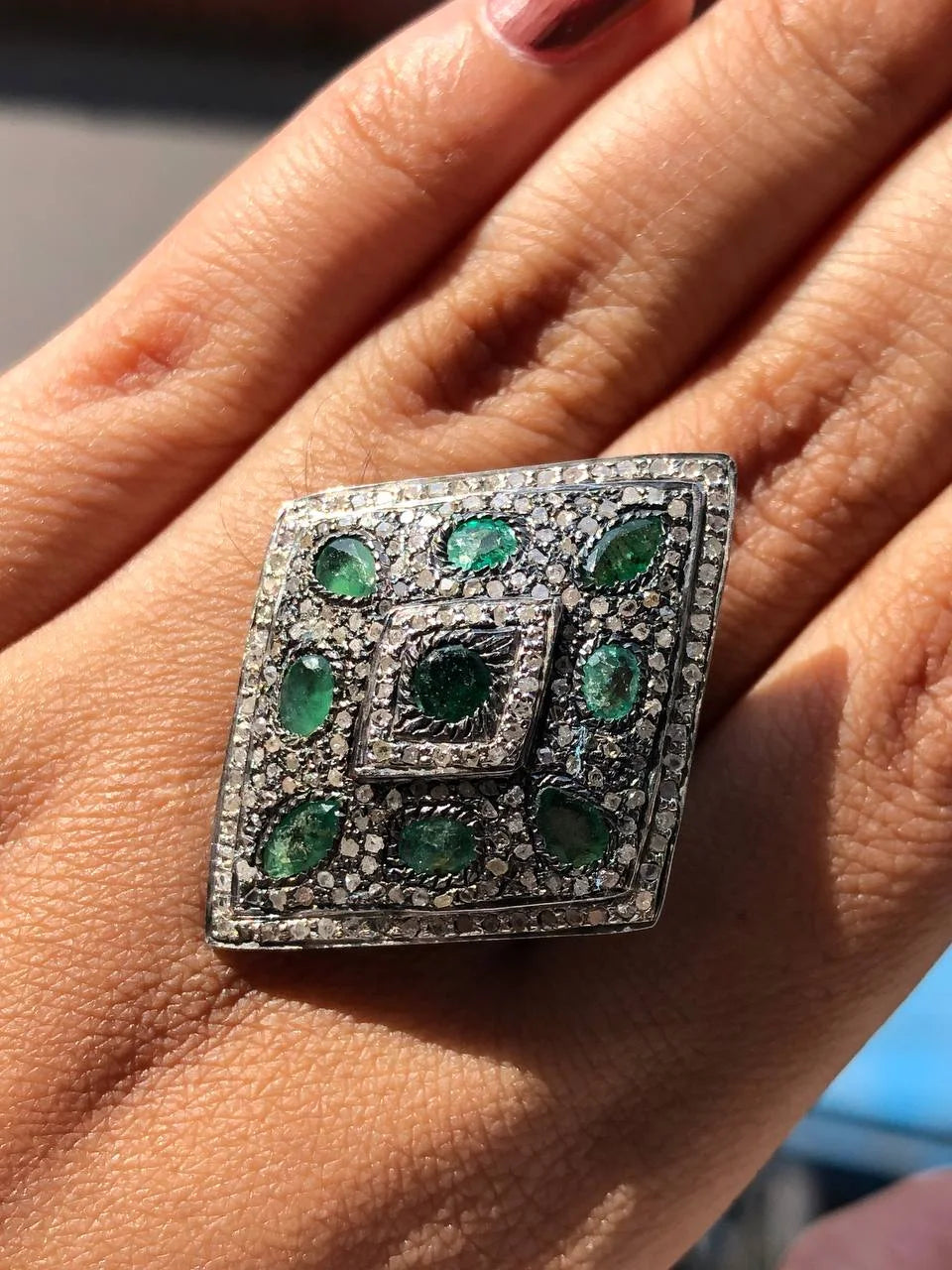 Round Cut Emerald Delicated Ring