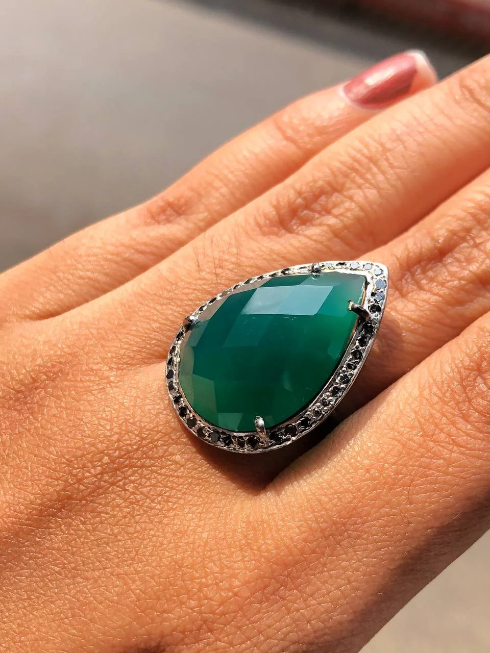 Exquisite Art Deco Emerald Pear Halo Ring in 925 Sterling Silver for Wedding or Promise Gift