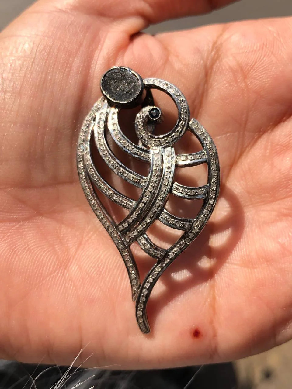 Shell Shape Stunning Pendant
