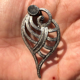 Shell Shape Stunning Pendant