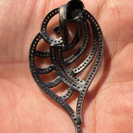 Shell Shape Stunning Pendant